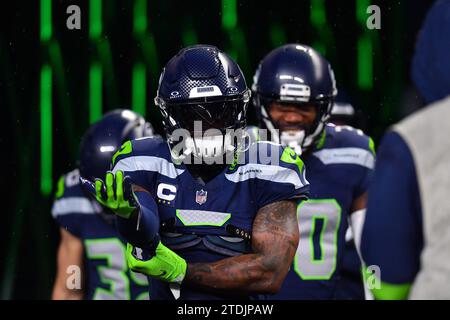 Seattle, Washington, USA. 18 dicembre 2023. Il wide receiver dei Seattle Seahawks DK Metcalf (14) entra in campo prima della partita di football tra i Philadelphia Eagles e i Seattle Seahawks a Seattle, WA. Steve Faber/CSM/Alamy Live News Foto Stock