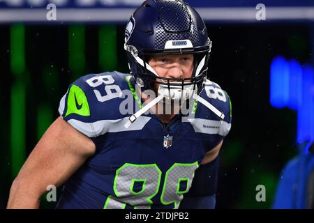 Seattle, Washington, USA. 18 dicembre 2023. Il tight end dei Seattle Seahawks Will Dissly (89) prende il campo prima della partita NFL Monday Night Football tra i Philadelphia Eagles e i Seattle Seahawks a Seattle, WA. Steve Faber/CSM/Alamy Live News Foto Stock