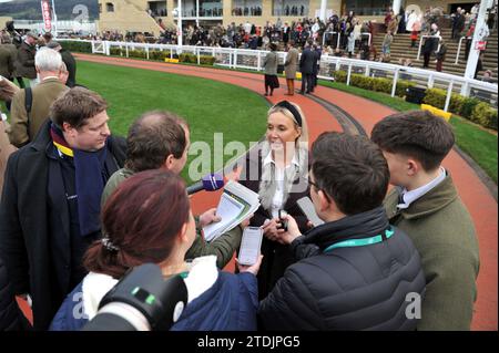 L'allenatore Sophie Leech Racing a Cheltenham il 2° giorno della gara di Natale Meet Race 3 è la quintessenza della vincitrice della handicap Chase Race Madara Foto Stock