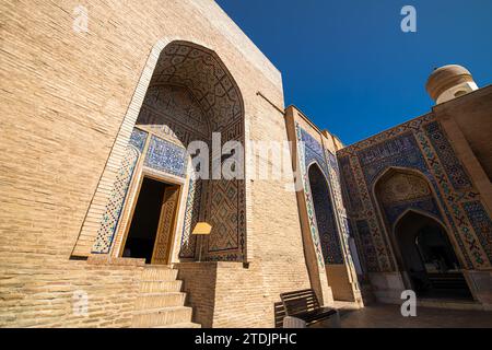 24 GIUGNO 2023, SAMARCANDA, UZBEKISTAN: Ornamento decorativo simmetrico di ingresso alla tomba e porta aperta a Shah-i-Zinda, un complesso commemorativo, necro Foto Stock