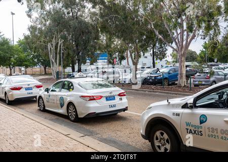 I taxi australiani aspettano i clienti fuori dall'aeroporto Wagga Wagga nel nuovo Galles del Sud, Australia Foto Stock