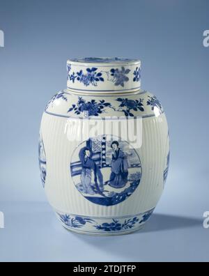 Vaso coperto ovoide con fianchi scanalati e figure in medaglioni, anonimo, c. 1700 - c. 1724 vaso coperchio a forma di uovo in porcellana con parete a coste e coperchio piatto, verniciato in blu scuro. Nella parete a coste sono stati salvati quattro medaglioni con una donna (labbra lunghe) in un giardino con alberi e rocce; Una cinghia con rami floreali intorno al piede e alla spalla; il bordo del coperchio con rami di fiori, la parte superiore con una donna e un ragazzo (pazzo) in un giardino recintato. Contrassegnato sul lato inferiore con il marchio di sei personaggi di Keizer Chengua in un doppio cerchio. Qualche crepa nel terreno. Blue White. Porcellana cinese. gl Foto Stock