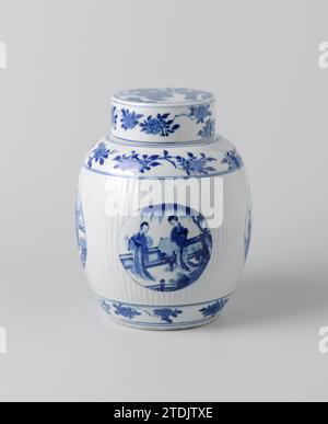 Vaso coperto ovoide con fianchi scanalati e figure in medaglioni, anonimo, c. 1700 - c. 1724 vaso coperchio a forma di uovo in porcellana con parete a coste e coperchio piatto, verniciato in blu scuro. Nella parete a coste, quattro medaglioni sono stati salvati con le donne (lice lungo) in un giardino con alberi e rocce o in un interno, ballando o giocando. Una cinghia con rami di fiori intorno al piede e alla spalla. Il bordo del coperchio con rami di fiori, la parte superiore con tre studiosi e un servo su una terrazza recintata. Contrassegnato sul lato inferiore con il marchio orizzontale a sei caratteri di Keizer Chengua in un doppio cerchio Foto Stock