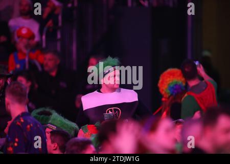 Alexandra Palace, Londra, Regno Unito. 18 dicembre 2023. 2023/24 PDC Paddy Power World Darts Championships Day 4 Evening Session; tifosi delle freccette in abiti eleganti. Credito: Action Plus Sports/Alamy Live News Foto Stock