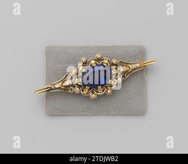 Brochette d'oro con vetro ovale blu, c. 1946 - c. 1954 Brochette in oro bicolore con vetro sfaccettato blu ovale con chiusura a cannone. Le palle sono fatte di oro rosso. Oro Utrecht (metallo). Brochette sfaccettatura in vetro bicolore oro con vetro sfaccettato blu ovale con chiusura a cannone. Le palle sono fatte di oro rosso. Oro Utrecht (metallo). sfaccettatura in vetro Foto Stock