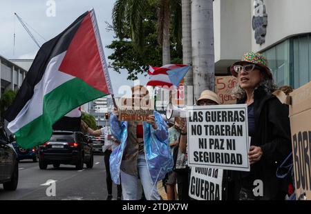 San Juan, Stati Uniti. 18 dicembre 2023. I manifestanti tengono i segnali mentre sventolano le bandiere palestinesi e portoricane fuori dal Consolato israeliano a "la Milla de Oro" a San Juan, Porto Rico, il 18 dicembre 2023. Molti portoricani si identificano con la lotta palestinese a causa della continua colonizzazione di Porto Rico da parte degli Stati Uniti. (Foto di Carlos Berríos Polanco/Sipa USA) credito: SIPA USA/Alamy Live News Foto Stock