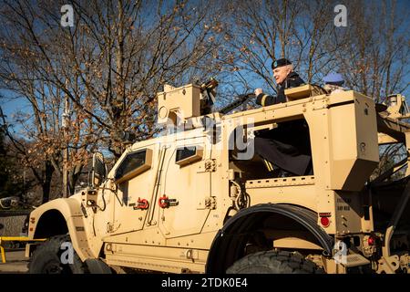 I veicoli della Guardia Nazionale del Kentucky guidano di fronte alle tribune durante la parata per l'inaugurazione del 62° governatore del Kentucky a Frankfort, Kentucky, il 12 dicembre 2023. La Kentucky Air and Army National Guard sostenne l'inaugurazione fornendo alla polizia militare, alla 202nd Army Band e ai soldati e avieri di marciare nella parata. (Foto della Guardia Nazionale dell'Esercito degli Stati Uniti di Andy Dickson) Foto Stock