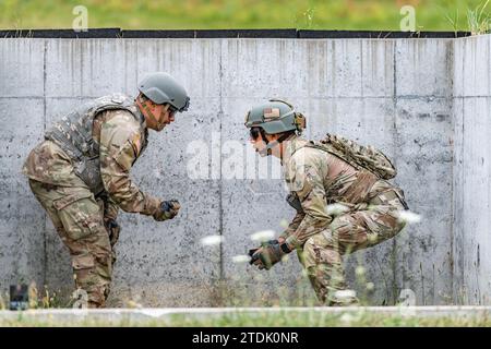 I soldati della Guardia Nazionale dell'Illinois del 106th Cavalry vivono l'addestramento con le granate a mano al Range 8 durante l'addestramento annuale delle unità a Fort McCoy, Wisconsin. Foto Stock