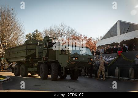 I veicoli della Guardia Nazionale del Kentucky guidano di fronte alle tribune durante la parata per l'inaugurazione del 62° governatore del Kentucky a Frankfort, Kentucky, il 12 dicembre 2023. La Kentucky Air and Army National Guard sostenne l'inaugurazione fornendo alla polizia militare, alla 202nd Army Band e ai soldati e avieri di marciare nella parata. (Foto della Guardia Nazionale dell'Esercito degli Stati Uniti di Andy Dickson) Foto Stock