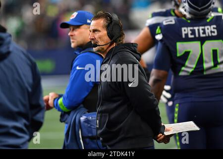 Seattle, Washington, USA. 18 dicembre 2023. L'allenatore dei quarterback dei Seattle Seahawks Greg Olson durante la partita di football tra i Philadelphia Eagles e i Seattle Seahawks a Seattle, WA. Steve Faber/CSM/Alamy Live News Foto Stock