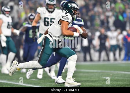 Seattle, Washington, USA. 18 dicembre 2023. Il quarterback dei Philadelphia Eagles Jalen Hurts (1) si arrampica intorno alla fine durante la partita di football tra i Philadelphia Eagles e i Seattle Seahawks a Seattle, WA. Steve Faber/CSM/Alamy Live News Foto Stock