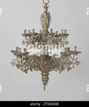 Braccio con portacandele di corona di candela di due altezze con otto braccia ciascuna, c. 1525 - c. 1550 braccio di candela appartenente ad una corona di candela di due altezze con figura maria in alto. Il braccio viene piegato due volte ed è decorato con quattro grappoli d'uva e cinque foglie di vite. Il ricettatore rotondo di grassi è decorato con motivi a vescica di pesce sul fondo e presenta un eccellente bordo di fiori incrociati verso il centro, che maschera il posizionamento sul braccio. Il portacandele è piatto, aperto, posizionato su tre stili verticali, e si sposta su una sporgenza filettata. Questo è il primo braccio dell'anello superiore, numerato Foto Stock