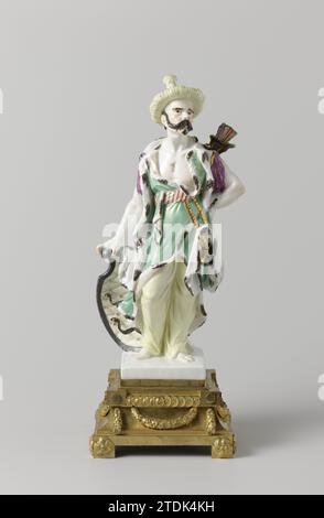 Due figure cinesi, anonime, c. 1765 Figura di porcellana dipinta. Su un piedistallo quadrato piatto una figura è nota come "malabar" contro un ceppo di alberi. Il piedistallo è contenuto in un piedistallo quadrato in bronzo dorato. L'uomo è vestito con un abito inferiore giallo e un top verde con bordi di pelliccia. Con la mano destra, tiene un grande scudo a terra. Tiene la mano sinistra al suo fianco. Sulla schiena indossa un tubo con le frecce. La cifra non è contrassegnata. Parisporcelain Company: Meissenendigner: Meissendeigner: Meissen Porcelain. bronzo (metallo). Doratura (materiale) doratura Figura di porcellana verniciata. Foto Stock