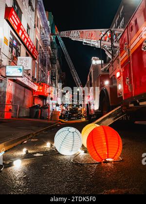 Le lanterne cinesi giacevano a terra a Chinatown, New York, dopo essere state rimosse per consentire a un camion FDNY di estendere la sua scala mentre combatteva un incendio Foto Stock