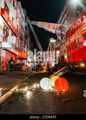 Le lanterne cinesi giacevano a terra a Chinatown, New York, dopo essere state rimosse per consentire a un camion FDNY di estendere la sua scala mentre combatteva un incendio Foto Stock