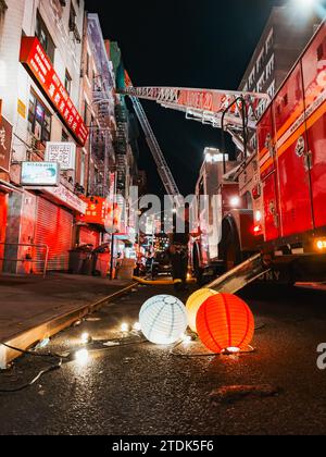 Le lanterne cinesi giacevano a terra a Chinatown, New York, dopo essere state rimosse per consentire a un camion FDNY di estendere la sua scala mentre combatteva un incendio Foto Stock