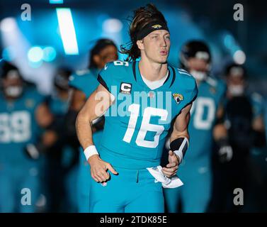 Jacksonville, Florida, USA. 17 dicembre 2023. Jacksonville QB Trevor Lawrence (16) corre sul campo con la squadra all'inizio della partita di football tra i Jacksonville Jaguars e i Baltimore Ravens all'Everbank Stadium di Jacksonville, Florida. Kyle Okita/CSM/Alamy Live News Foto Stock