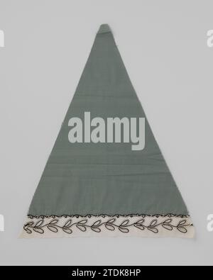 Settore di un ponte parasold di cotone verde tenero, con bordo batista ricamato con filo d'oca, c. 1885 - c. 1900 settore di un ponte parasold di cotone verde tenero, con un batista ricamato con filo d'oca. Nijmegenfrance parasoldek: Cotone (tessile). cotone (tessuto). Draad: Settore ricamatore di lana di un ponte parasold di morbido cotone verde, con un batista ricamato con filo di wold. Nijmegenfrance parasoldek: Cotone (tessile). cotone (tessuto). draad: ricamo in lana Foto Stock