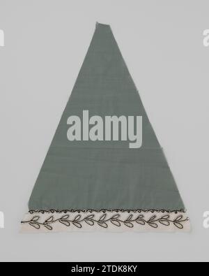 Settore di un ponte parasold di cotone verde tenero, con bordo batista ricamato con filo d'oca, c. 1885 - c. 1900 settore di un ponte parasold di cotone verde tenero, con un batista ricamato con filo d'oca. Nijmegenfrance parasoldek: Cotone (tessile). cotone (tessuto). Draad: Settore ricamatore di lana di un ponte parasold di morbido cotone verde, con un batista ricamato con filo di wold. Nijmegenfrance parasoldek: Cotone (tessile). cotone (tessuto). draad: ricamo in lana Foto Stock