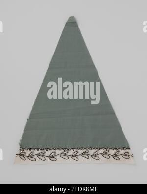 Settore di un ponte parasold di cotone verde tenero, con bordo batista ricamato con filo d'oca, c. 1885 - c. 1900 settore di un ponte parasold di cotone verde tenero, con un batista ricamato con filo d'oca. Nijmegenfrance parasoldek: Cotone (tessile). cotone (tessuto). Draad: Settore ricamatore di lana di un ponte parasold di morbido cotone verde, con un batista ricamato con filo di wold. Nijmegenfrance parasoldek: Cotone (tessile). cotone (tessuto). draad: ricamo in lana Foto Stock
