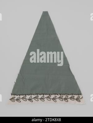 Settore di un ponte parasold di cotone verde morbido, con bordo batista ricamato con filo d'oca, Gustav Schnitzler, c. 1885 - c. 1900 settore di un ponte parasold di cotone verde morbido, con un batista ricamato con filo d'oca. Nijmegenfrance parasoldek: Cotone (tessile). cotone (tessuto). Draad: Settore ricamatore di lana di un ponte parasold di morbido cotone verde, con un batista ricamato con filo di wold. Nijmegenfrance parasoldek: Cotone (tessile). cotone (tessuto). draad: ricamo in lana Foto Stock