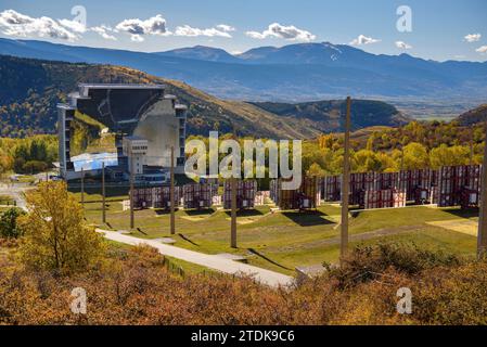 Forno solare Odeillo in una mattina d'autunno. È il più grande forno solare del mondo (font-romeu, Pirenei-Orientales, Occitania, Francia) Foto Stock