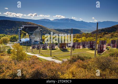 Forno solare Odeillo in una mattina d'autunno. È il più grande forno solare del mondo (font-romeu, Pirenei-Orientales, Occitania, Francia) Foto Stock