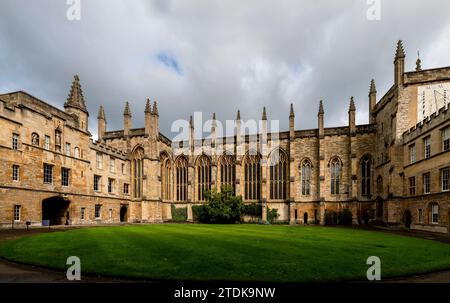 FRONT QUADRANGLE NEW COLLEGE (1379) OXFORD UNIVERSITY OXFORD OXFORDSHIRE REGNO UNITO Foto Stock