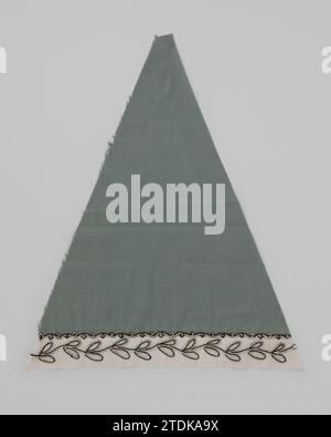Settore di un ponte parasold di cotone verde tenero, con bordo batista ricamato con filo d'oca, c. 1885 - c. 1900 settore di un ponte parasold di cotone verde tenero, con un batista ricamato con filo d'oca. Nijmegenfrance parasoldek: Cotone (tessile). cotone (tessuto). Draad: Settore ricamatore di lana di un ponte parasold di morbido cotone verde, con un batista ricamato con filo di wold. Nijmegenfrance parasoldek: Cotone (tessile). cotone (tessuto). draad: ricamo in lana Foto Stock