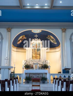 Vista del santuario, dell'altare e delle opere d'arte nella storica chiesa cattolica dell'Immacolata Concezione a Jefferson, Texas. Foto Stock