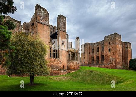 LEICESTER'S BUILDING (1570) & CASTLE KEEP (1120) INNER COURT KENILWORTH CASTLE (1120) KENILWORTH WARWICKSHIRE REGNO UNITO Foto Stock