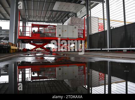 PRODUZIONE - 07 dicembre 2023, Assia, Francoforte sul meno: Un camion DB Schenker viene caricato con pallet presso la sala merci aerea della società logistica di Cargo City South presso l'aeroporto di Francoforte. Il trasporto aereo di merci consente di trasportare un'ampia varietà di oggetti in tutti i continenti. Le cose devono muoversi in modo particolarmente rapido in vista del Natale. (A dpa 'quando ogni centimetro conta - urta di fine anno nel magazzino merci aereo') foto: Arne Dedert/dpa Foto Stock