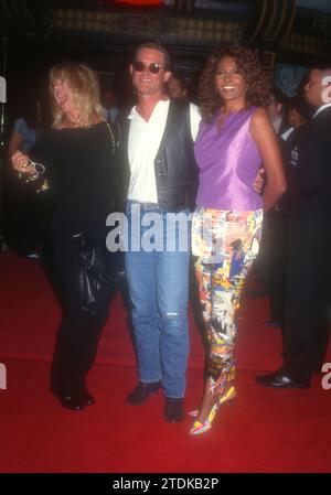 Los Angeles, California, USA 7 agosto 1996 l'attrice Goldie Hawn, l'attrice Kurt Russell e l'attrice Pam Grier assistono alla Paramount Pictures Escape from LA Premiere al Mann Chinese Theatre il 7 agosto 1996 a Los Angeles, California, USA. Foto di Barry King/Alamy Stock Photo Foto Stock
