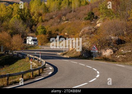 Targasonne Chaos, formato da blocchi di roccia tra la foresta con colori autunnali (Haute Cerdagne, Pyrénées-Orientales, Occitania, Francia) Foto Stock