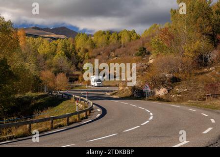 Targasonne Chaos, formato da blocchi di roccia tra la foresta con colori autunnali (Haute Cerdagne, Pyrénées-Orientales, Occitania, Francia) Foto Stock
