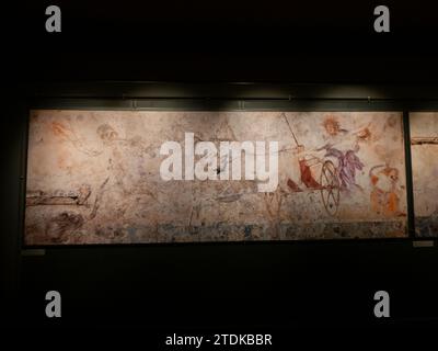 Antico murale nel Museo delle Tombe reali di Aigai a Vergina, Grecia. Il dipinto mostra un auriga e un carro trainato da cavalli. Foto Stock