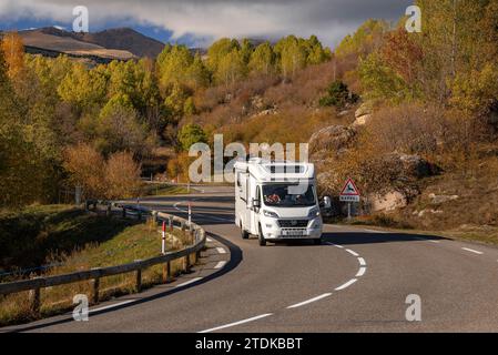Targasonne Chaos, formato da blocchi di roccia tra la foresta con colori autunnali (Haute Cerdagne, Pyrénées-Orientales, Occitania, Francia) Foto Stock