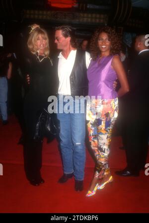 Los Angeles, California, USA 7 agosto 1996 l'attrice Goldie Hawn, l'attrice Kurt Russell e l'attrice Pam Grier assistono alla Paramount Pictures Escape from LA Premiere al Mann Chinese Theatre il 7 agosto 1996 a Los Angeles, California, USA. Foto di Barry King/Alamy Stock Photo Foto Stock