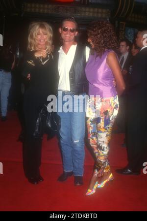 Los Angeles, California, USA 7 agosto 1996 l'attrice Goldie Hawn, l'attrice Kurt Russell e l'attrice Pam Grier assistono alla Paramount Pictures Escape from LA Premiere al Mann Chinese Theatre il 7 agosto 1996 a Los Angeles, California, USA. Foto di Barry King/Alamy Stock Photo Foto Stock