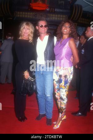 Los Angeles, California, USA 7 agosto 1996 l'attrice Goldie Hawn, l'attrice Kurt Russell e l'attrice Pam Grier assistono alla Paramount Pictures Escape from LA Premiere al Mann Chinese Theatre il 7 agosto 1996 a Los Angeles, California, USA. Foto di Barry King/Alamy Stock Photo Foto Stock