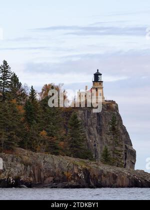 Lo storico faro di Split Rock in cima a una scogliera rocciosa che si affaccia sul lago Superior, Michigan, in autunno. Foto Stock