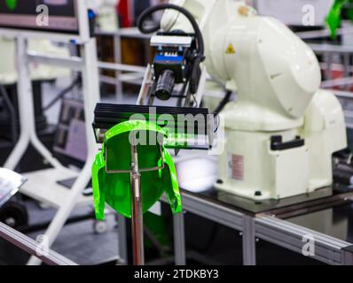 Ispezione robotica automatizzata delle parti della motocicletta. Industria automobilistica Foto Stock