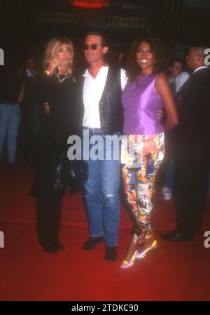 Los Angeles, California, USA 7 agosto 1996 l'attrice Goldie Hawn, l'attrice Kurt Russell e l'attrice Pam Grier assistono alla Paramount Pictures Escape from LA Premiere al Mann Chinese Theatre il 7 agosto 1996 a Los Angeles, California, USA. Foto di Barry King/Alamy Stock Photo Foto Stock