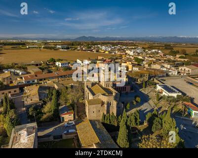 Veduta aerea del villaggio di Fortià in una mattinata autunnale (Alt Empordà, Girona, Catalogna, Spagna) ESP: Vista aérea del pueblo de Fortià, Gerona España Foto Stock