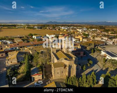 Veduta aerea del villaggio di Fortià in una mattinata autunnale (Alt Empordà, Girona, Catalogna, Spagna) ESP: Vista aérea del pueblo de Fortià, Gerona España Foto Stock