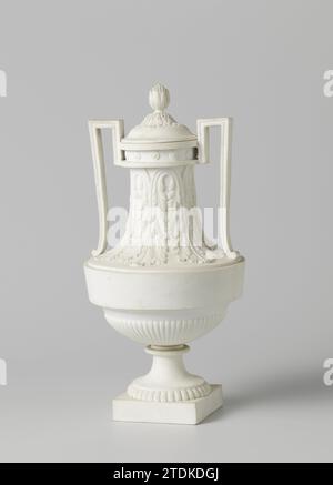 Urna di Biscuit, Luigi XVI, bianca con orecchie diritte, Manufacture de Monsieur le Duc, c. 1780 - c. 1790 urna di Biscuit, Luigi XVI, bianca con orecchie dritte. Una parte di pochi. Marchio premuto sul piede laterale: ma (nufactu) re de mer le duc d'Angouleme a paris. L'urna ha un coperchio. Con bicchiere a campana in vetro in dotazione. Biscotto di Parigi (porcellana, materiale) Urna di Biscuit, Luigi XVI, bianco con orecchie dritte. Una parte di pochi. Marchio premuto sul piede laterale: ma (nufactu) re de mer le duc d'Angouleme a paris. L'urna ha un coperchio. Con bicchiere a campana in vetro in dotazione. Biscotto di Parigi (porcellana, materiale) Foto Stock