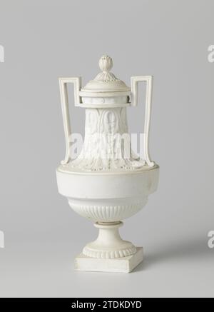 Urna di Biscuit, Luigi XVI, bianca con orecchie diritte, Manufacture de Monsieur le Duc, c. 1780 - c. 1790 urna di Biscuit, Luigi XVI, bianca con orecchie dritte. Una parte di pochi. Marchio premuto sul piede laterale: ma (nufactu) re de mer le duc d'Angouleme a paris. L'urna ha un coperchio. Con bicchiere a campana in vetro in dotazione. Biscotto di Parigi (porcellana, materiale) Urna di Biscuit, Luigi XVI, bianco con orecchie dritte. Una parte di pochi. Marchio premuto sul piede laterale: ma (nufactu) re de mer le duc d'Angouleme a paris. L'urna ha un coperchio. Con bicchiere a campana in vetro in dotazione. Biscotto di Parigi (porcellana, materiale) Foto Stock