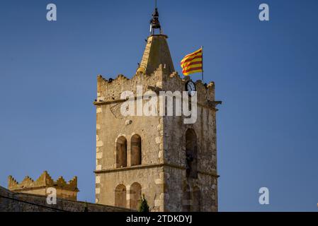 Chiesa di Sant Julià i Santa Basilissa de Fortià in una mattinata autunnale (Alt Empordà, Girona, Catalogna, Spagna) Foto Stock