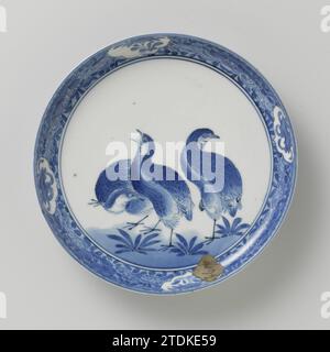 Piatto con tre quaglie, anonimo, anonimo, c. 1670 - c. 1690 Scala di porcellana, dipinto in blu smaltato. Tre quaglie sul davanti. Il bordo interno con una fascia di viti floreali su sfondo azzurro. Ha salvato quattro volte un cartiglio smerlato con un ramo di fiori due volte e due volte un simbolo fortunato. La parete esterna con una fascia di viti floreali. Contrassegnato in basso con "Fuku", "felicità", in una doppia casella. Kakiemon in blu e bianco. Arita. Porcellana giapponese. glassa. Pittura di cobalto (minerale)/vetrificazione Scala di porcellana, verniciata in blu smalto. Tre quaglie sul davanti. Foto Stock