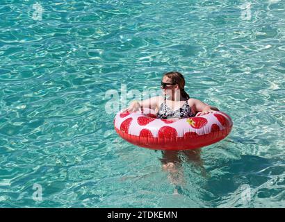 Crociera nel Pacifico del Sud / Un passeggero di una nave da crociera di Carnival Splendor gode delle acque cristalline di Mystery Island. Dopo la partenza da Foto Stock